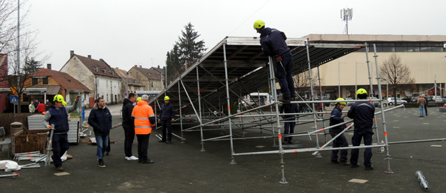 Montaža konstrukcije klizališta/Snimio Marko ČULJAT, Lika press Gospić                                                                                                                                                                                    